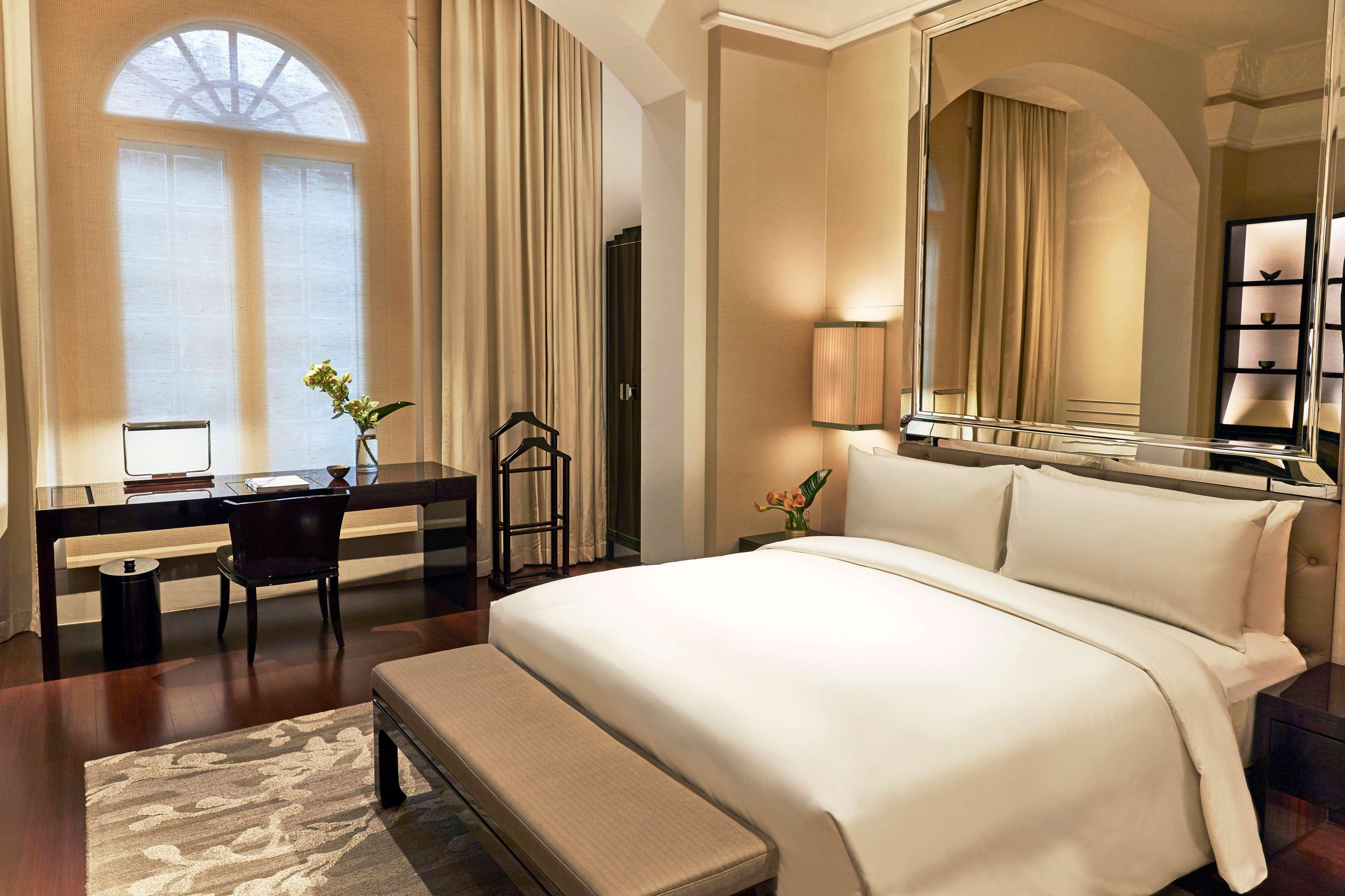 The Capitol Kempinski Hotel Singapore Exterior foto A bedroom at the hotel