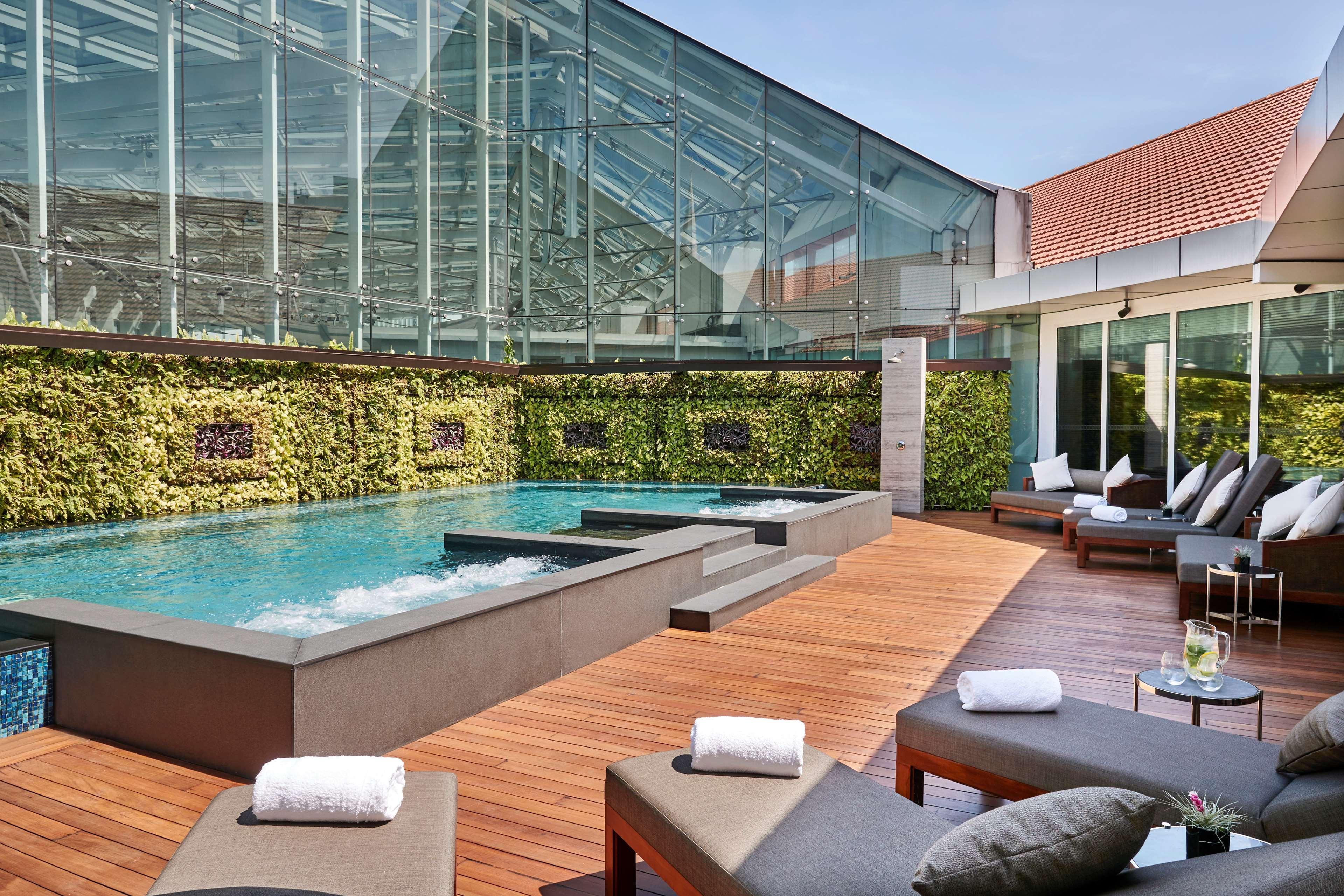The Capitol Kempinski Hotel Singapore Exterior foto The rooftop pool at the Mandarin Oriental Barcelona